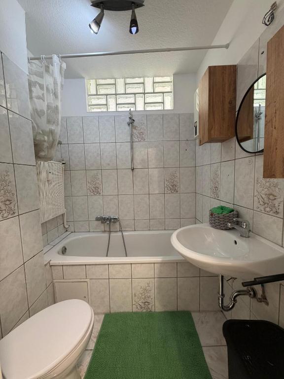 Eigenes Badezimmer mit Dusche und Badewanne