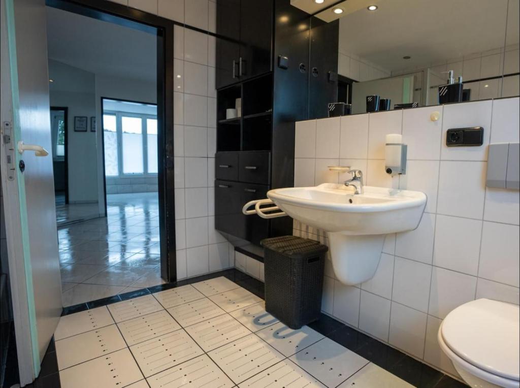 Modernes Badezimmer mit hochwertiger Ausstattung