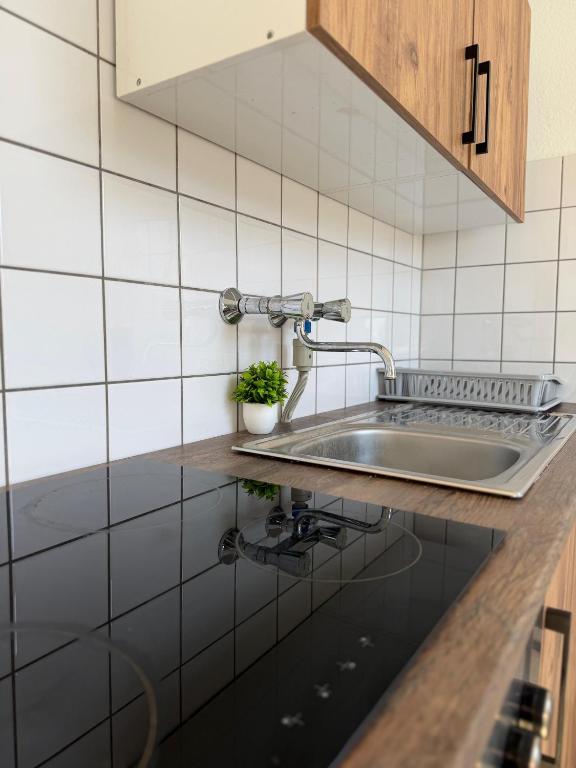 Voll ausgestattete Küche mit Ofen