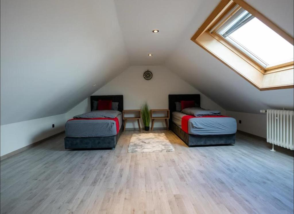 Komfortables Schlafzimmer mit gemütlichem Bett