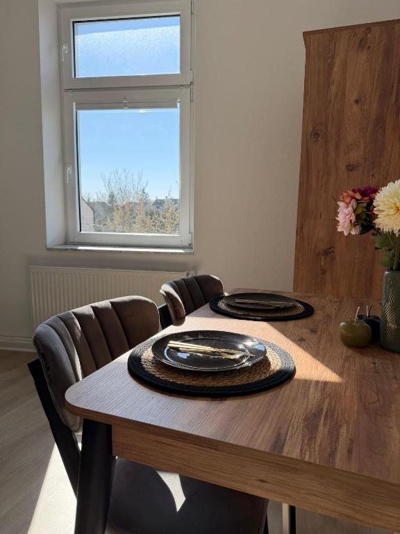 Wohnbereich im Apartment 2 Oberhausen mit Smart-TV und Sitzbereich