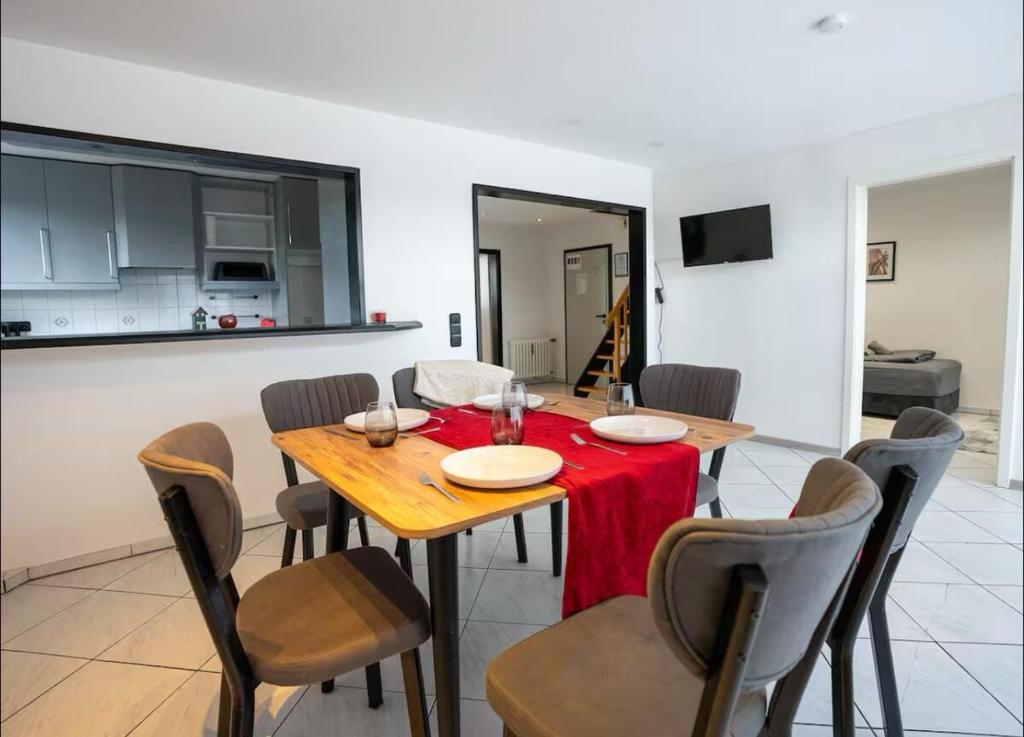 Modernes Wohnzimmer eines Livemore24-Apartments