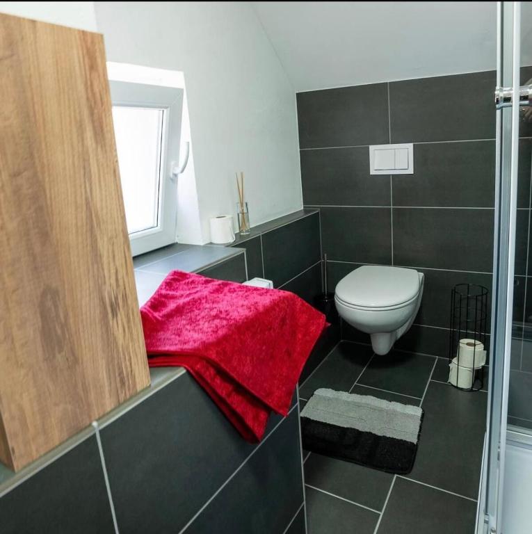 Modernes Badezimmer mit Dusche