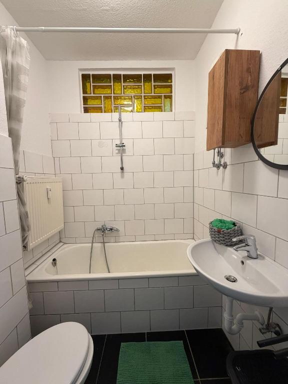 Badezimmer mit Badewanne und Dusche