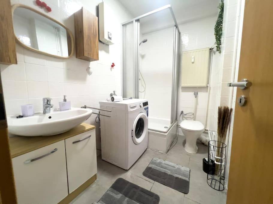 Eigenes Badezimmer mit Dusche