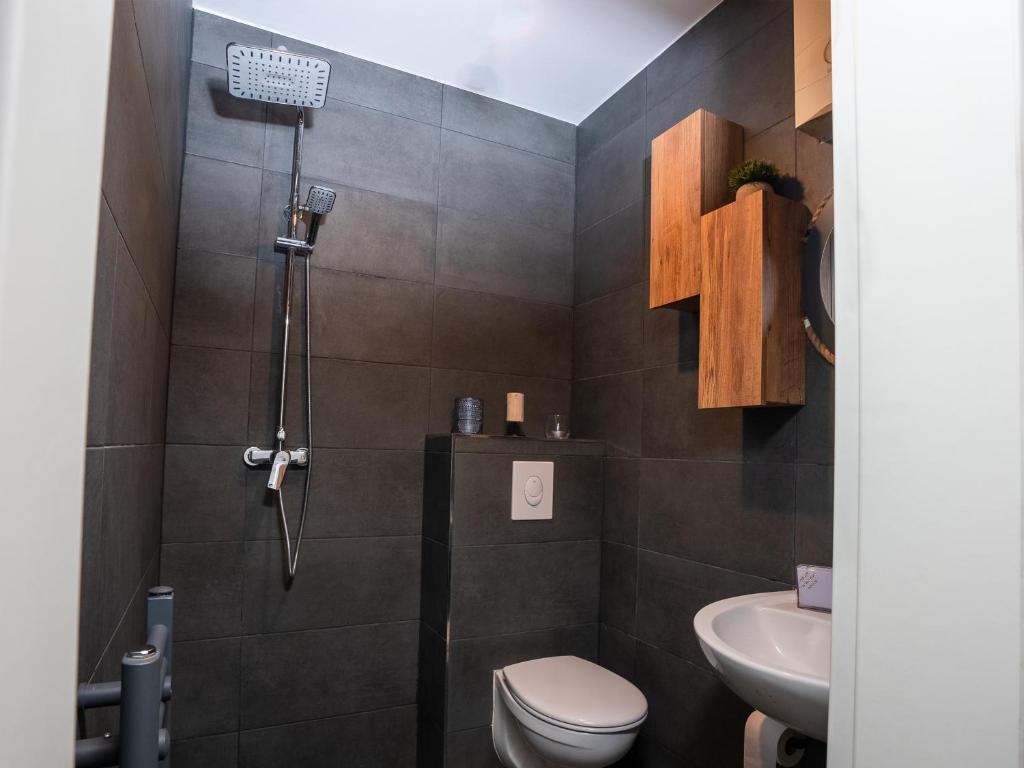 Eigenes Badezimmer mit Dusche