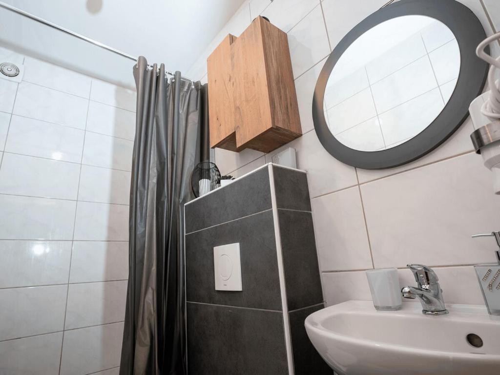 Eigenes Badezimmer mit Dusche
