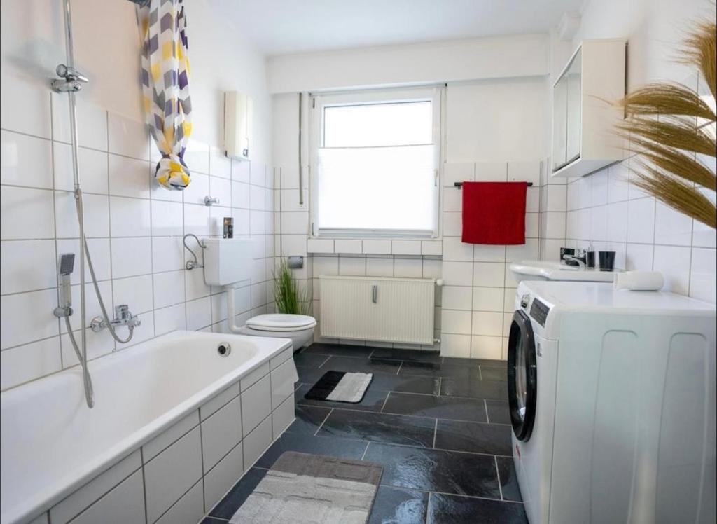 Eines von 4 Badezimmern mit Dusche