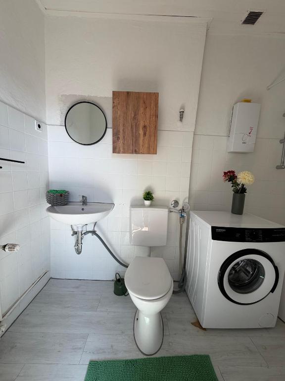 Eines von 3 Badezimmern mit Dusche und Badewanne