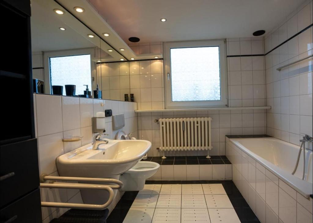 Eigenes Badezimmer mit Dusche und Badewanne