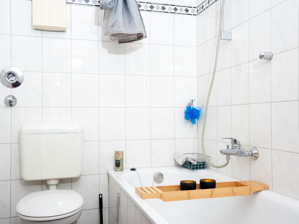 Badezimmer mit Dusche und Badewanne