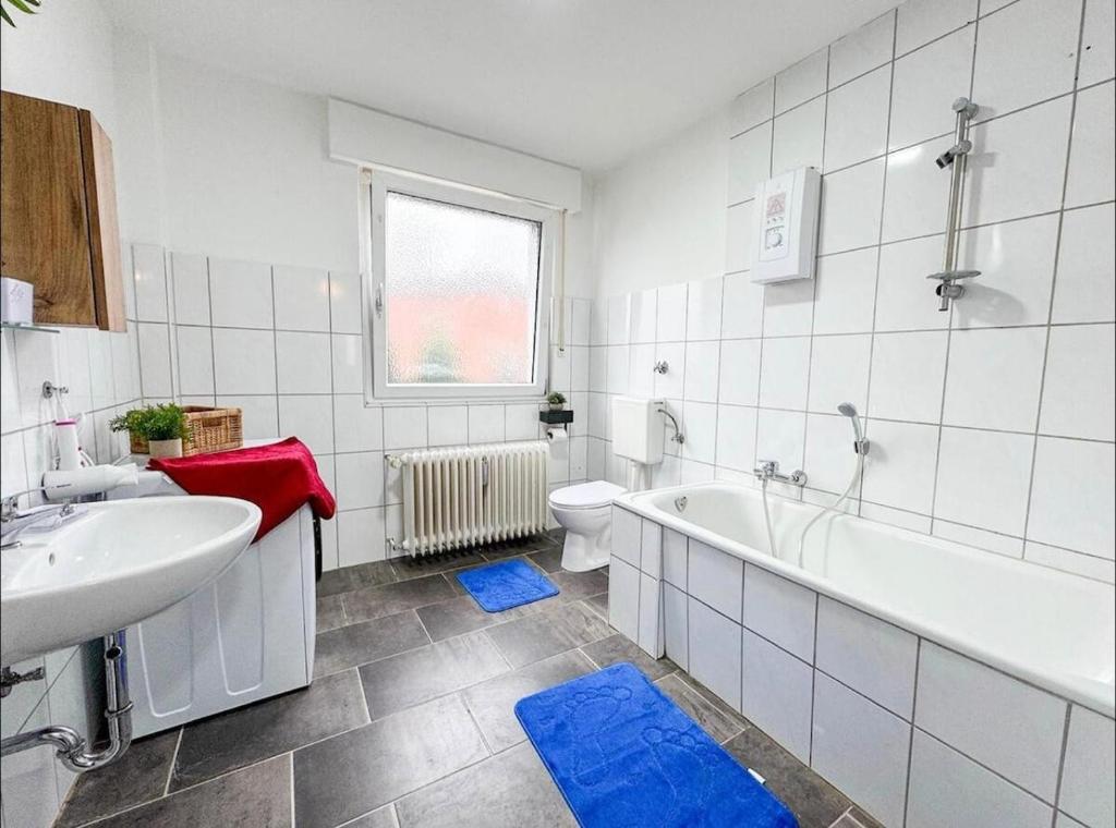 Badezimmer mit Dusche und Badewanne