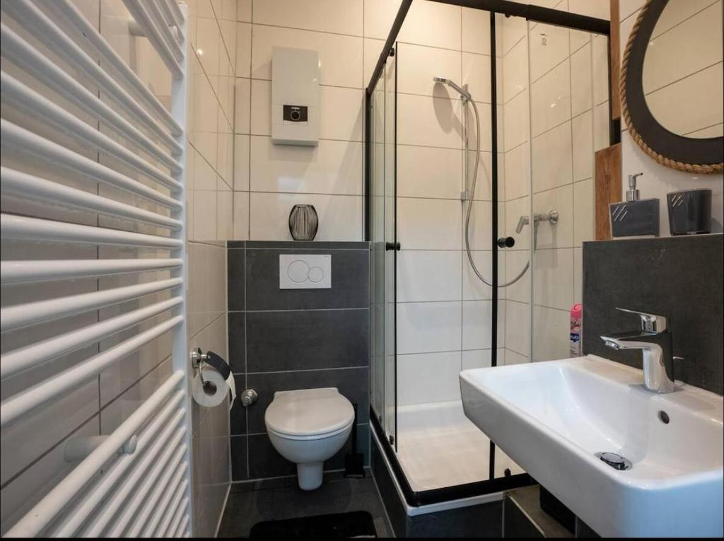 Modernes Badezimmer mit Dusche