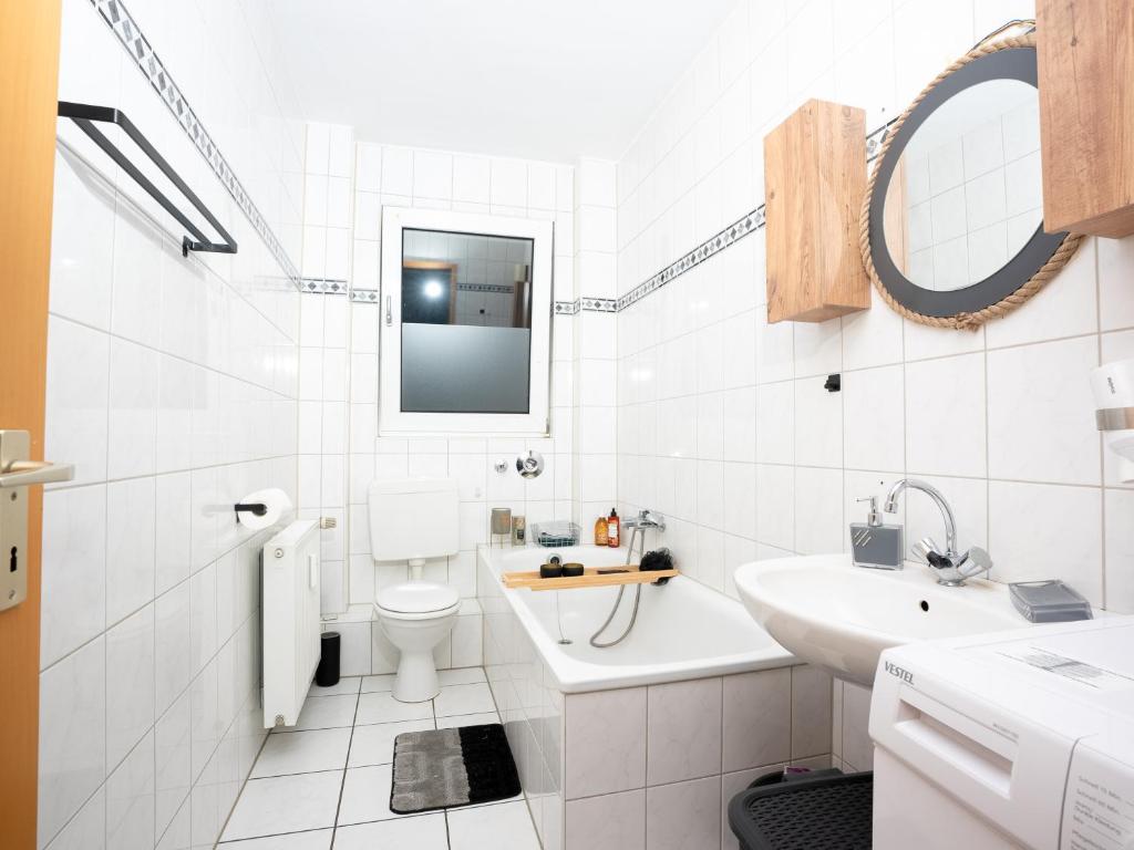 Badezimmer mit Dusche und Badewanne