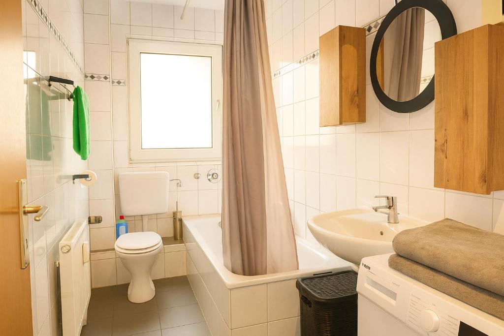 Modernes Badezimmer mit Dusche