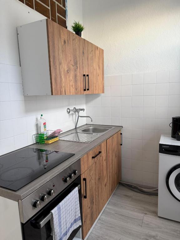 Voll ausgestattete Küche mit Backofen