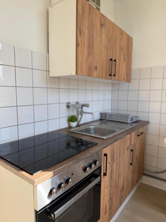 Voll ausgestattete Küche mit Backofen und Mikrowelle
