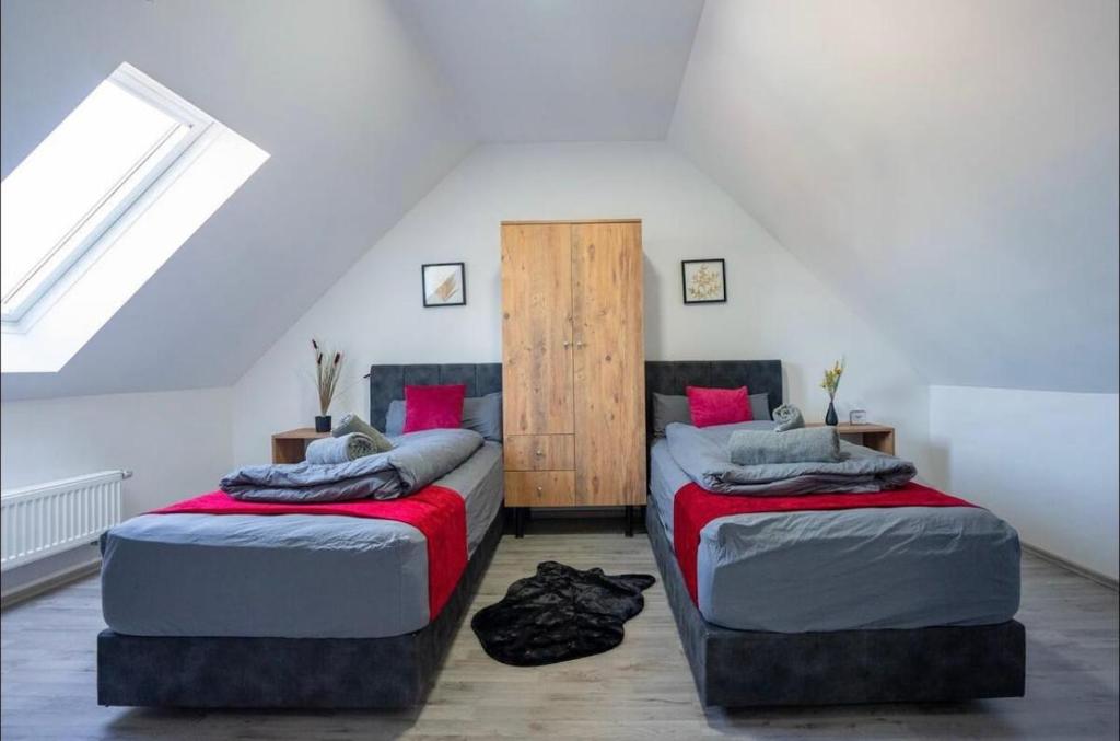 Schlafzimmer 2 mit Einzelbett, Apartment 5 Herten West