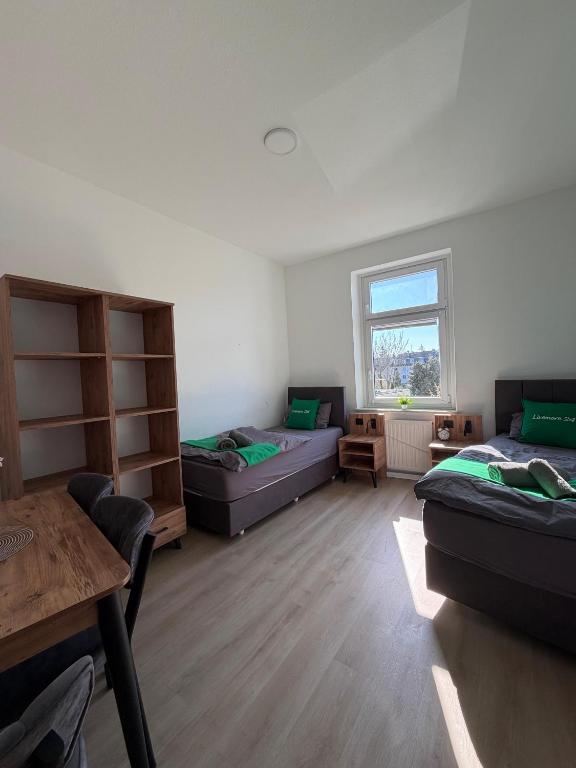 Schlafzimmer mit 2 Einzelbetten im Space in Oberhausen