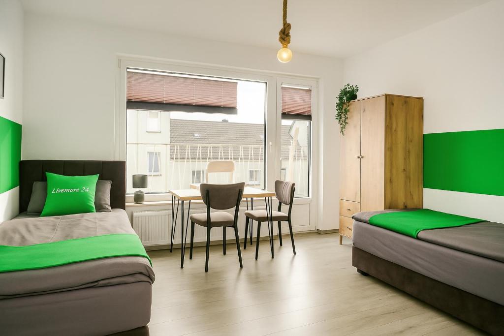 Schlafzimmer 2 mit 2 Boxspringbetten im Apartment 1 Duisburg Marxloh