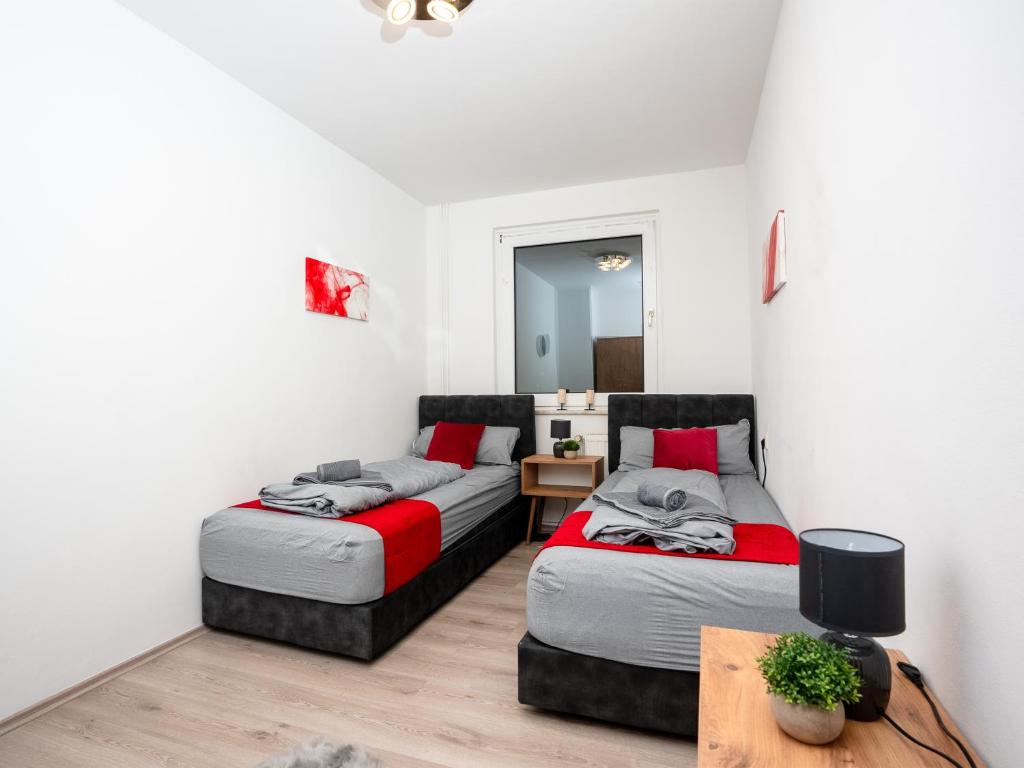 Schlafzimmer 2 mit 2 Einzelbetten im Apartment 3 Duisburg Marxloh