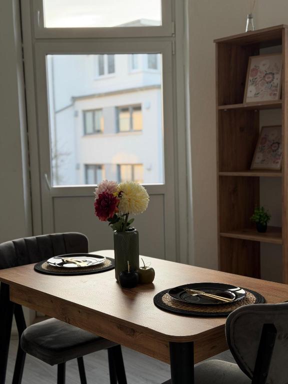 Wohnbereich mit Esstisch und Sofa im Apartment 1 Oberhausen