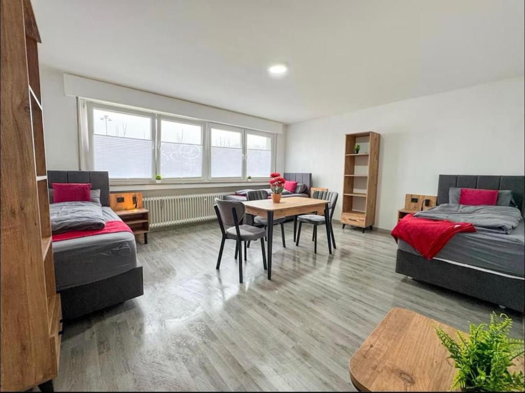 Wohnbereich mit Esstisch und Sofa im Apartment 1 Gladbeck