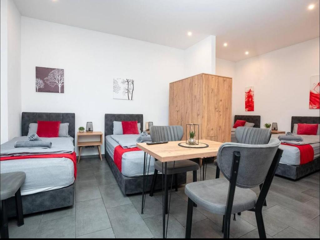 Wohn- und Essbereich im Apartment 2 Recklinghausen Hochlarmark mit Smart-TV