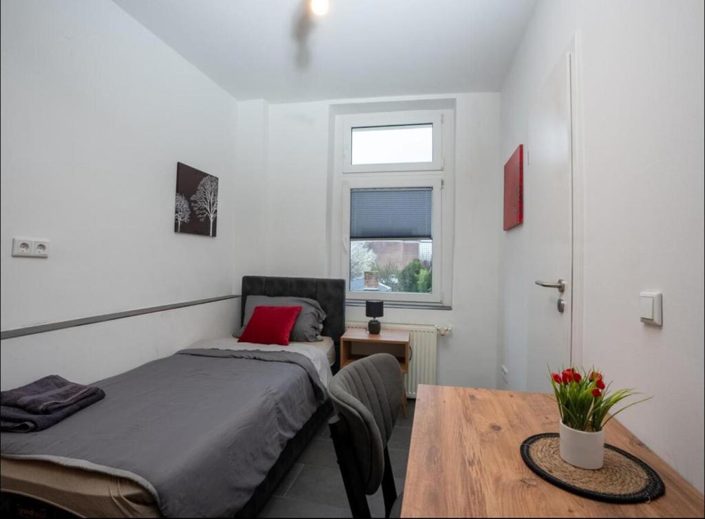 Wohnbereich des Apartment 1 Oer-Erkenschwick mit Sitzbereich und Smart-TV