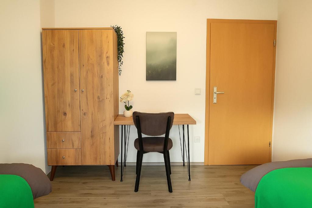 Wohnbereich mit Esstisch und Sofa im Apartment 2 Duisburg Marxloh