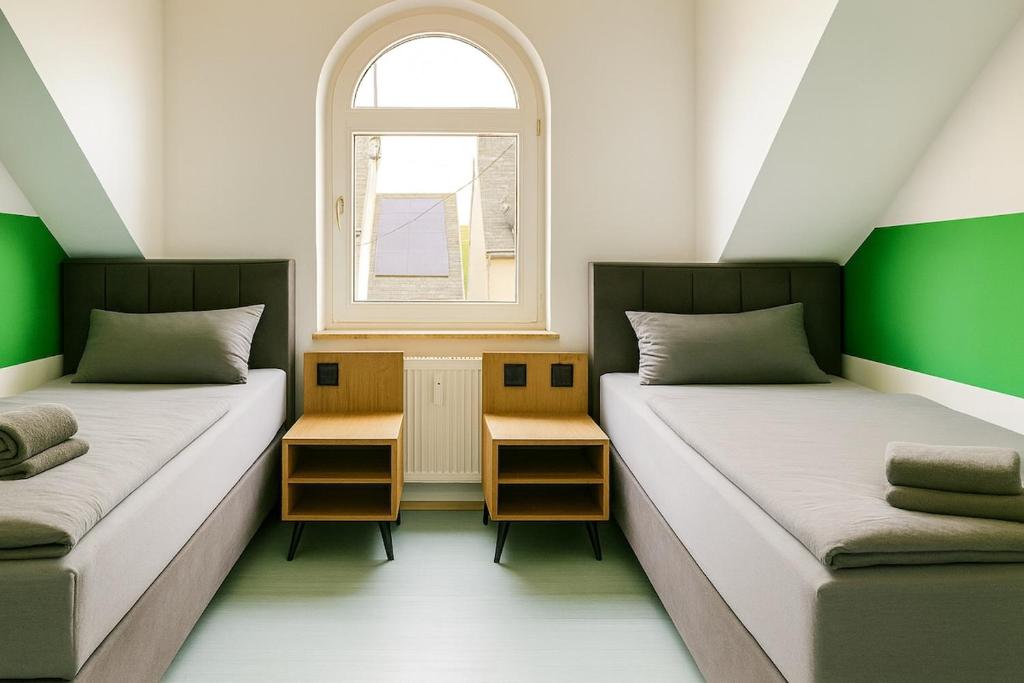 Schlafzimmer mit Einzelbetten im Apartment 3 Herten