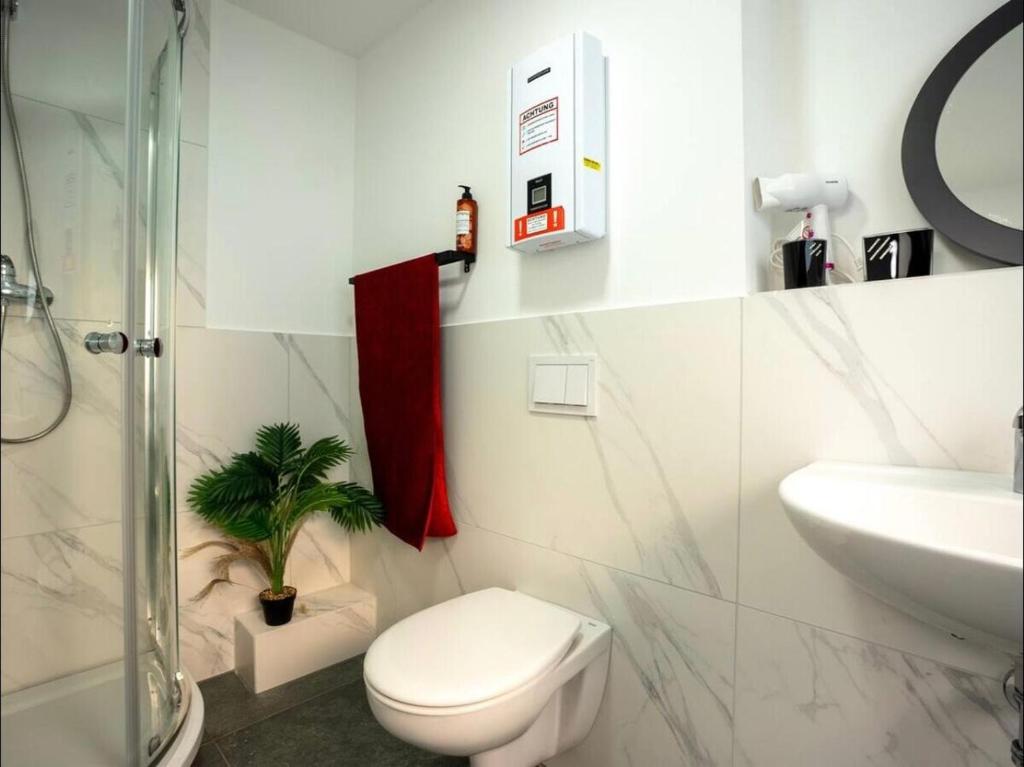 Modernes Badezimmer mit Dusche
