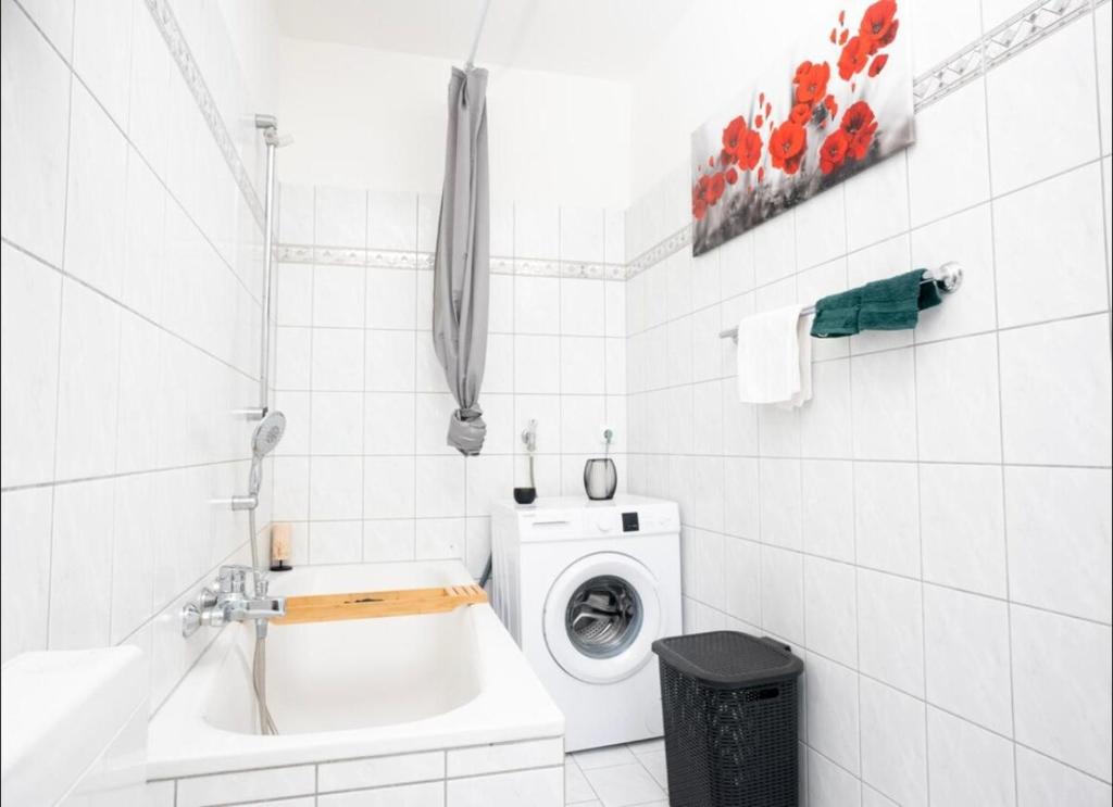 Badezimmer mit Dusche und Badewanne