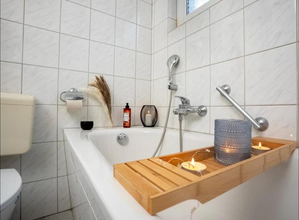 Badezimmer mit Dusche und Badewanne
