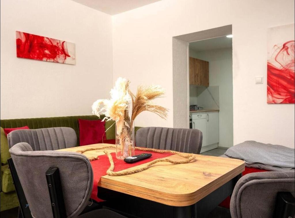 Wohnbereich im Space Herten Westerholt mit Sitzbereich und Flachbild-TV