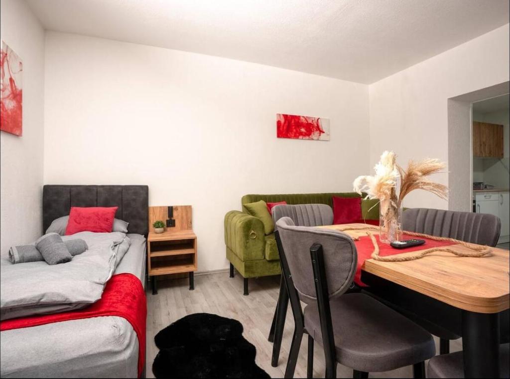 Wohnbereich im Apartment 4 Herten West mit Esstisch und Sitzbereich