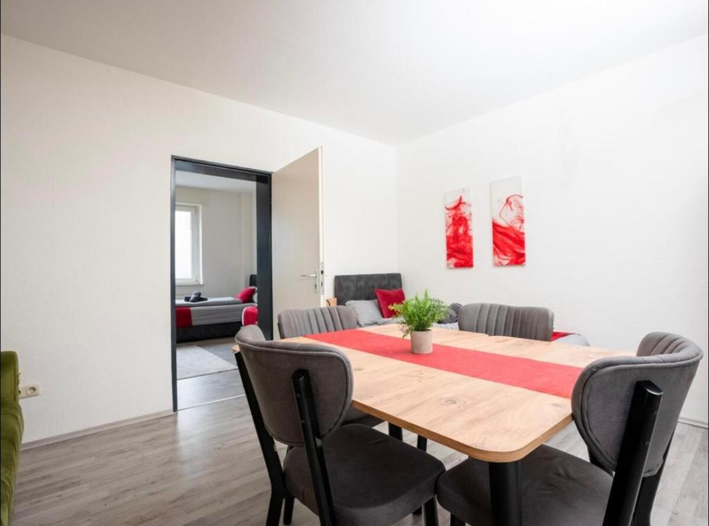 Wohnbereich im Apartment 2 Herten West mit Esstisch und Schlafsofa